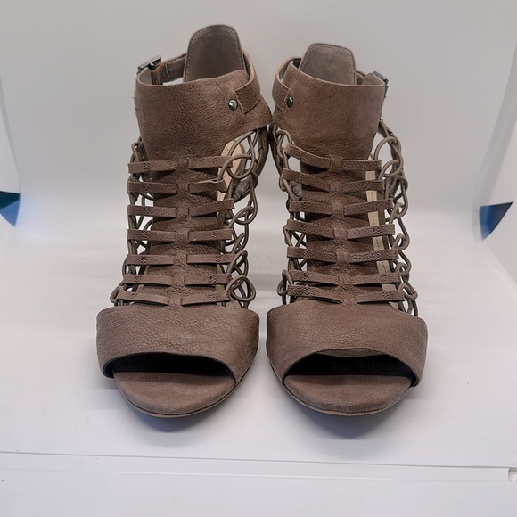 Vince Camuto Evel gladiator heel in taupe. Size US 10 - Picture 2 of 5